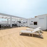 Апартаменти Nalia Horizon Penthouse, Outdoor Living With Solarium, Bbq, Pool, Hot Tub - By Oyoostays