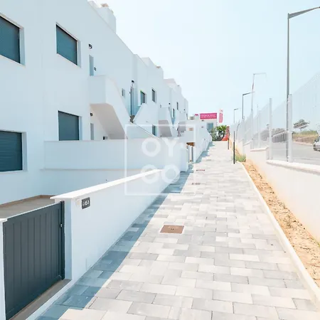 Nalia Horizon Penthouse, Outdoor Living With Solarium, Bbq, Pool, Hot Tub - By Oyoostays