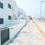 Nalia Horizon Penthouse, Outdoor Living With Solarium, Bbq, Pool, Hot Tub - By Oyoostays
