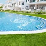 Nalia Horizon Penthouse, Outdoor Living With Solarium, Bbq, Pool, Hot Tub - By Oyoostays *