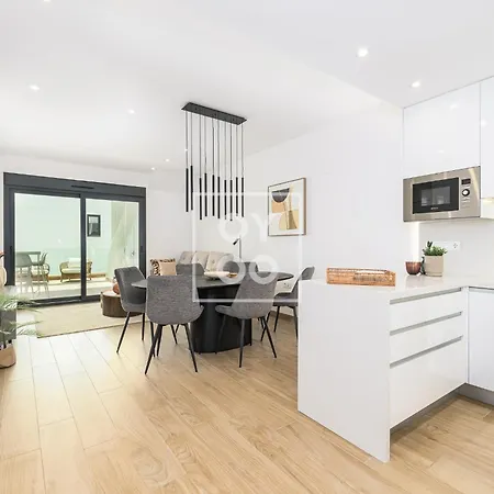 Nalia Horizon Penthouse, Outdoor Living With Solarium, Bbq, Pool, Hot Tub - By Oyoostays Daire