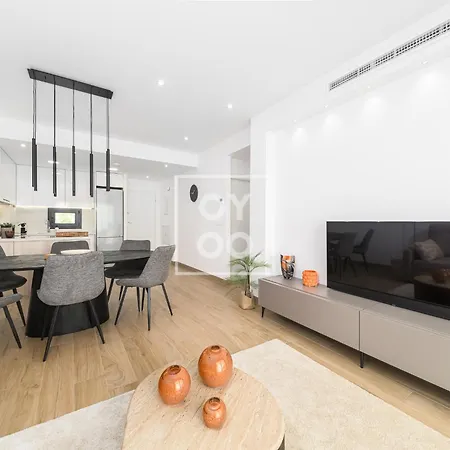 Nalia Horizon Penthouse, Outdoor Living With Solarium, Bbq, Pool, Hot Tub - By Oyoostays *