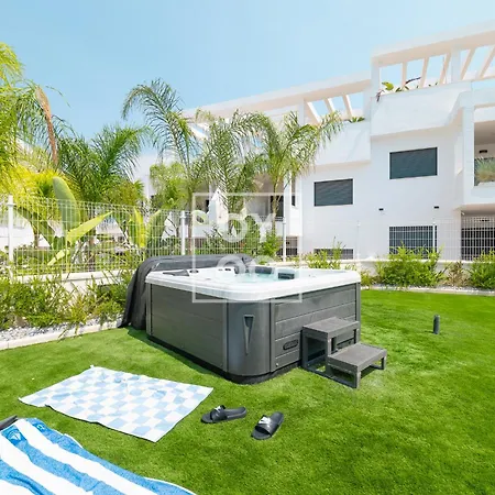 Nalia Horizon Penthouse, Outdoor Living With Solarium, Bbq, Pool, Hot Bub - By Oyoostays Apartment