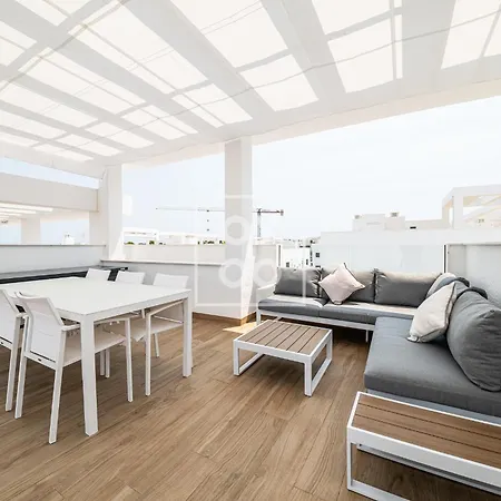 Nalia Horizon Penthouse, Outdoor Living With Solarium, Bbq, Pool, Hot Tub - By Oyoostays